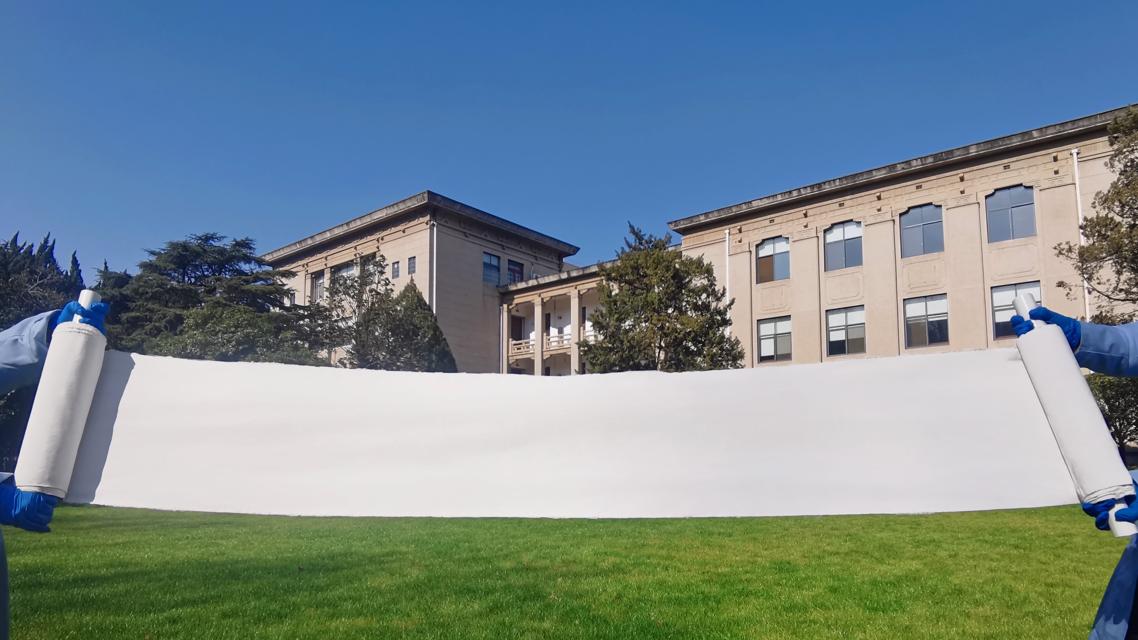 中国科研人员研发出零能耗光学超材料织物，穿在身上，还能降温！